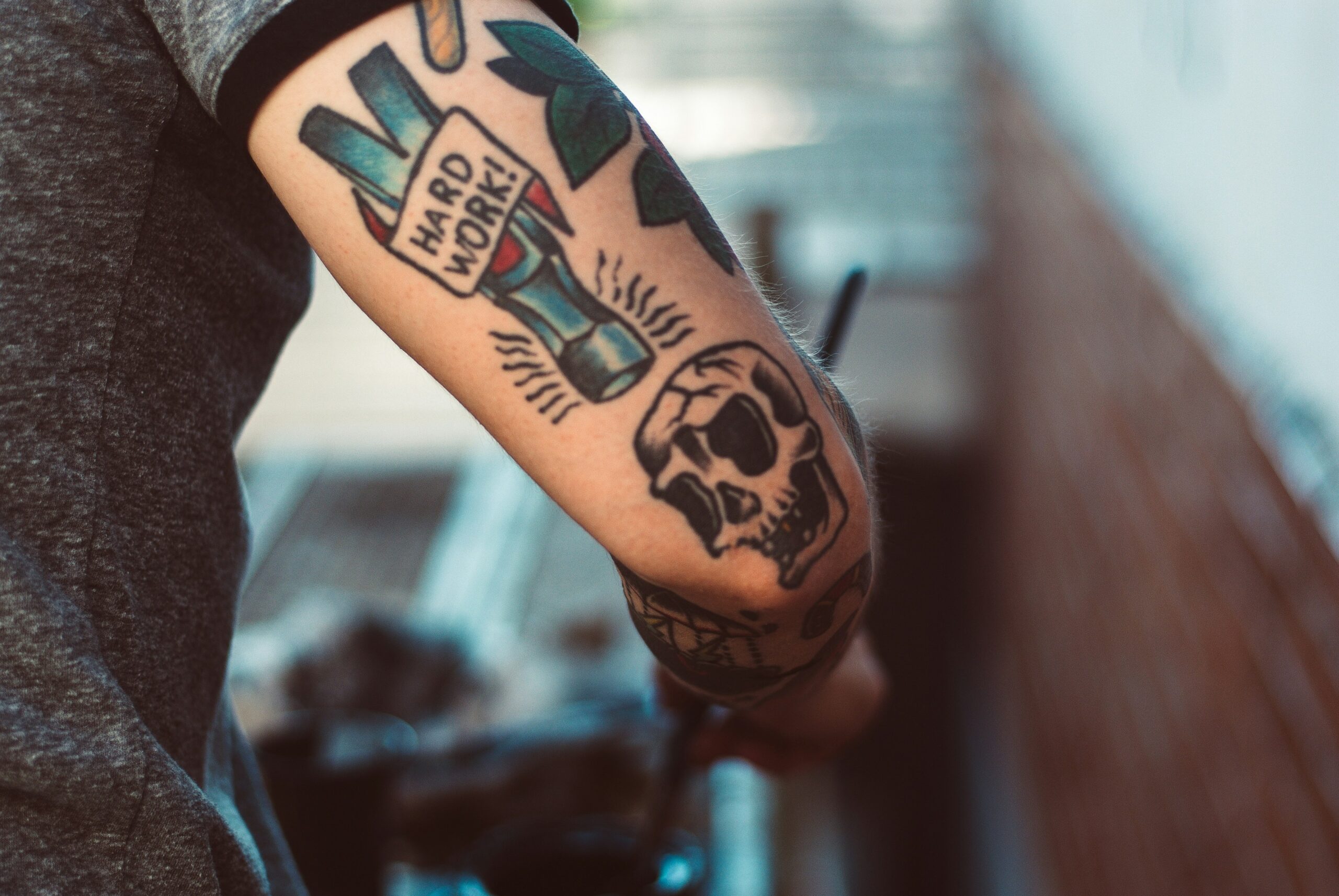 Errores comunes al cuidar un tatuaje recién hecho (y cómo evitarlos)
