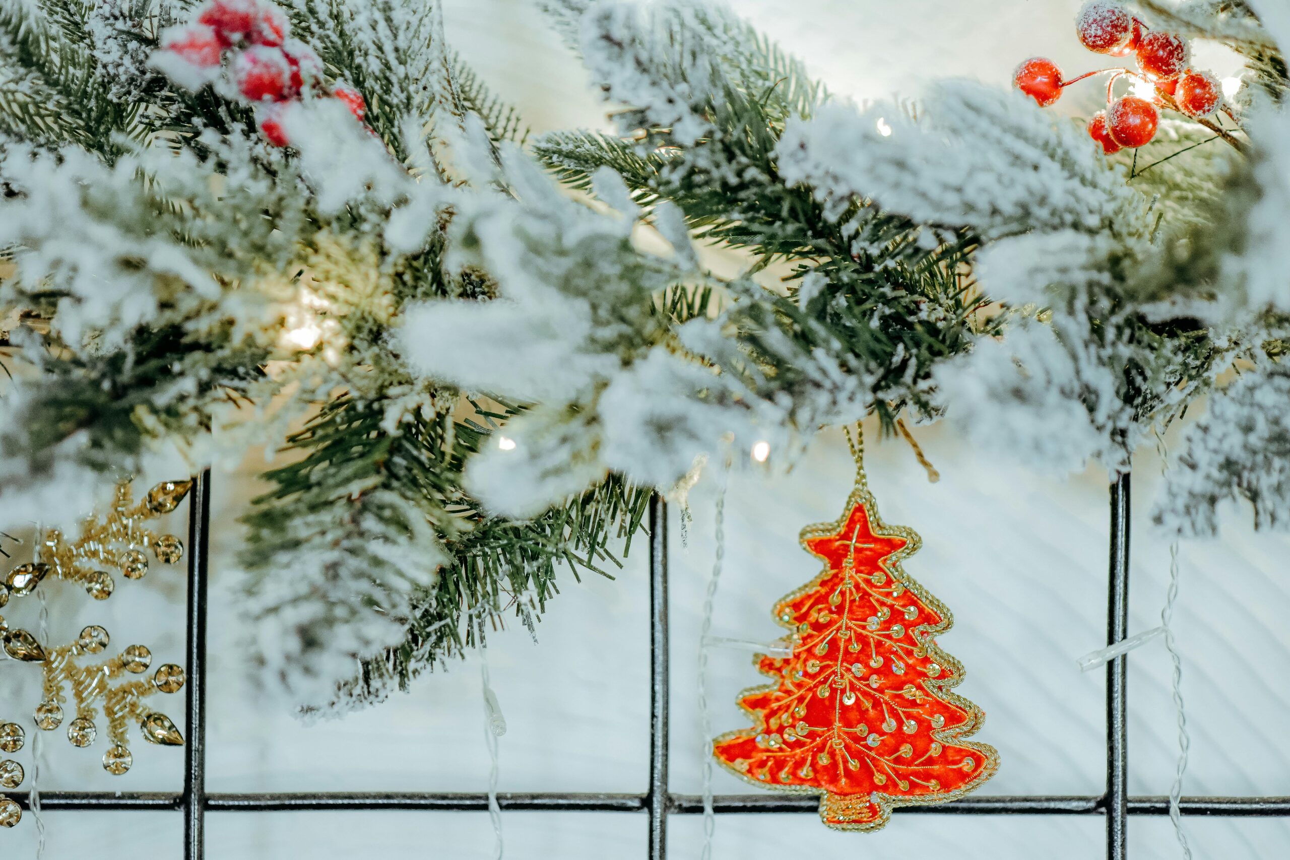 Fine Line Tattoos: Ideas Navideñas